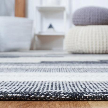 Safavieh Striped Kilim 4'-0" x 6'-0" Rug in Ivory / Black