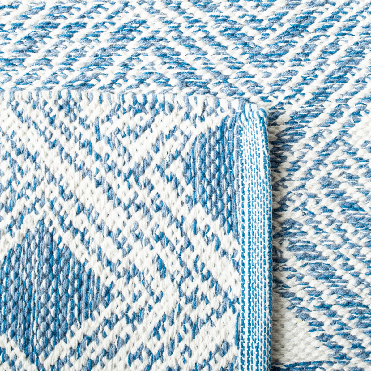 Safavieh Montauk 5'-0" x 8'-0" Rug in Blue / Ivory