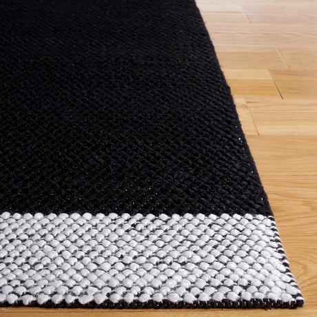 Safavieh Natura 4'-0" x 6'-0" Rug in Black / Ivory