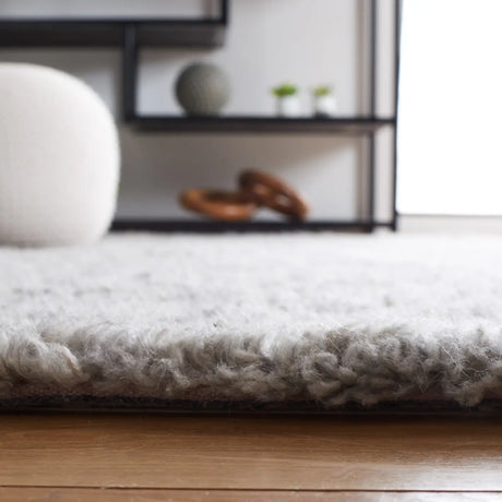 Safavieh Casablanca 4'-0" x 6'-0" Rug in Grey