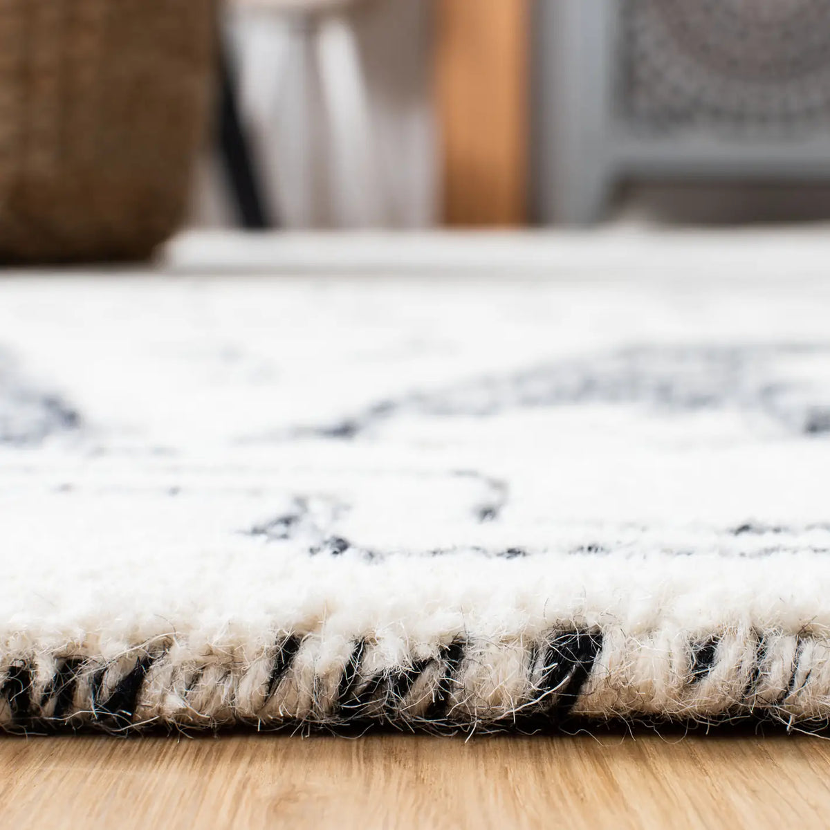 Safavieh Abstract 4'-0" x 6'-0" Rug in Ivory / Black
