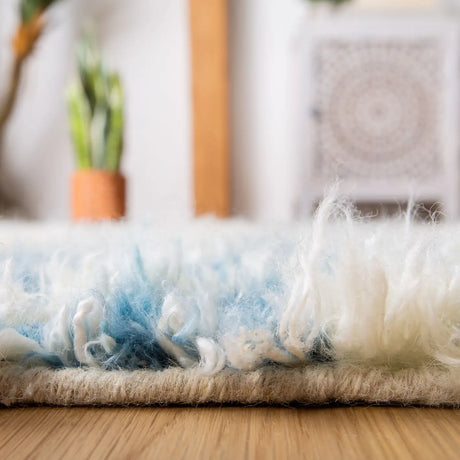 Safavieh Manhattan 4'-0" x 6'-0" Rug in Ivory / Blue