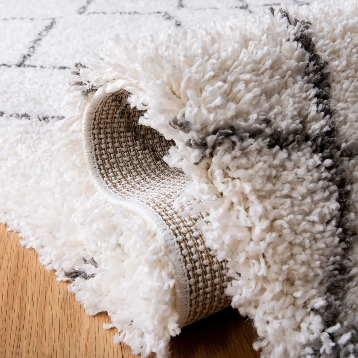 Safavieh Moroccan Fringe Shag 4'-0" x 6'-0" Rug in Ivory / Grey