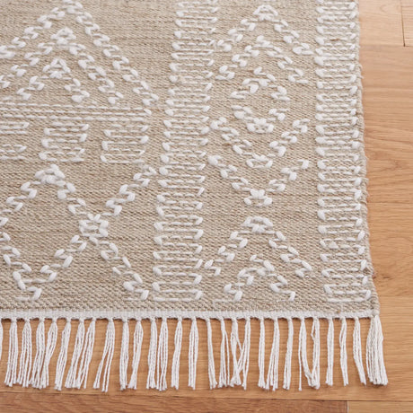 Safavieh Kilim 4'-0" x 6'-0" Rug in Beige / Ivory