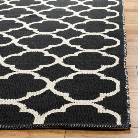 Safavieh Montauk 4'-0" x 6'-0" Rug in Black / Ivory