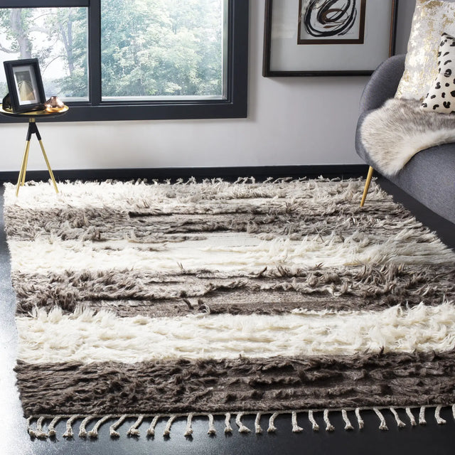 Safavieh Kenya 4'-0" x 6'-0" Rug in Ivory / Grey