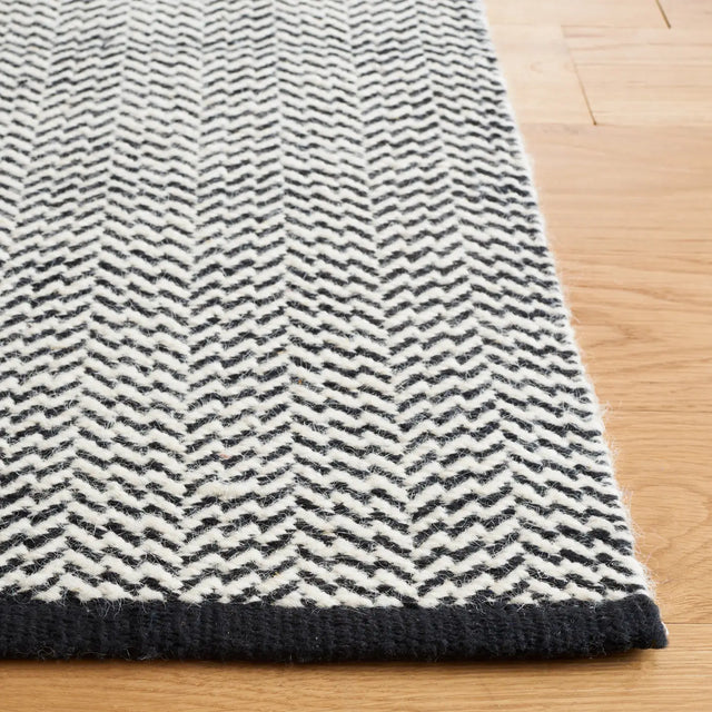 Safavieh Vermont 4'-0" x 6'-0" Rug in Black / Ivory