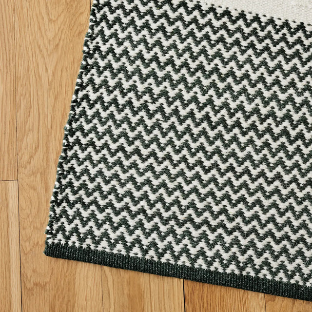 Safavieh Martha Stewart 4'-0" x 6'-0" Rug in Dark Green / Ivory