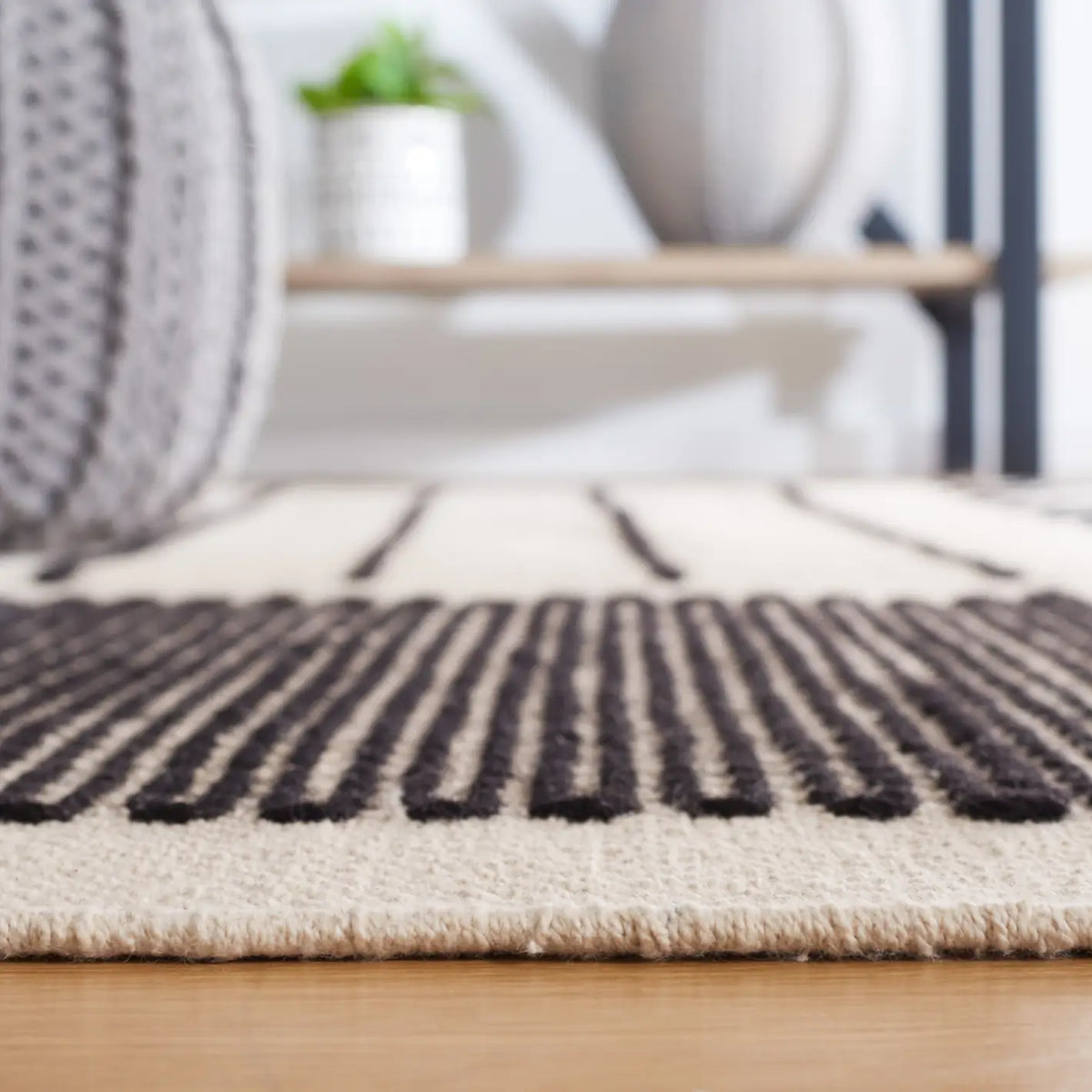 Safavieh Kilim 5'-0" x 8'-0" Rug in Ivory / Black