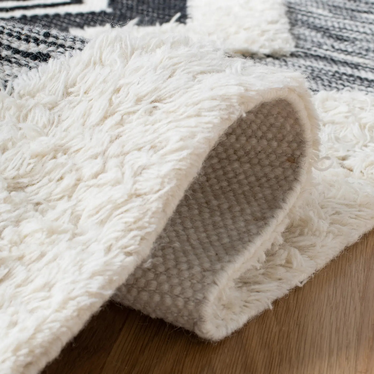 Safavieh Natura 4'-0" x 6'-0" Rug in Ivory / Black