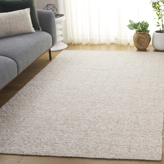 Safavieh Manhattan 4'-0" x 6'-0" Rug in Ivory / Beige