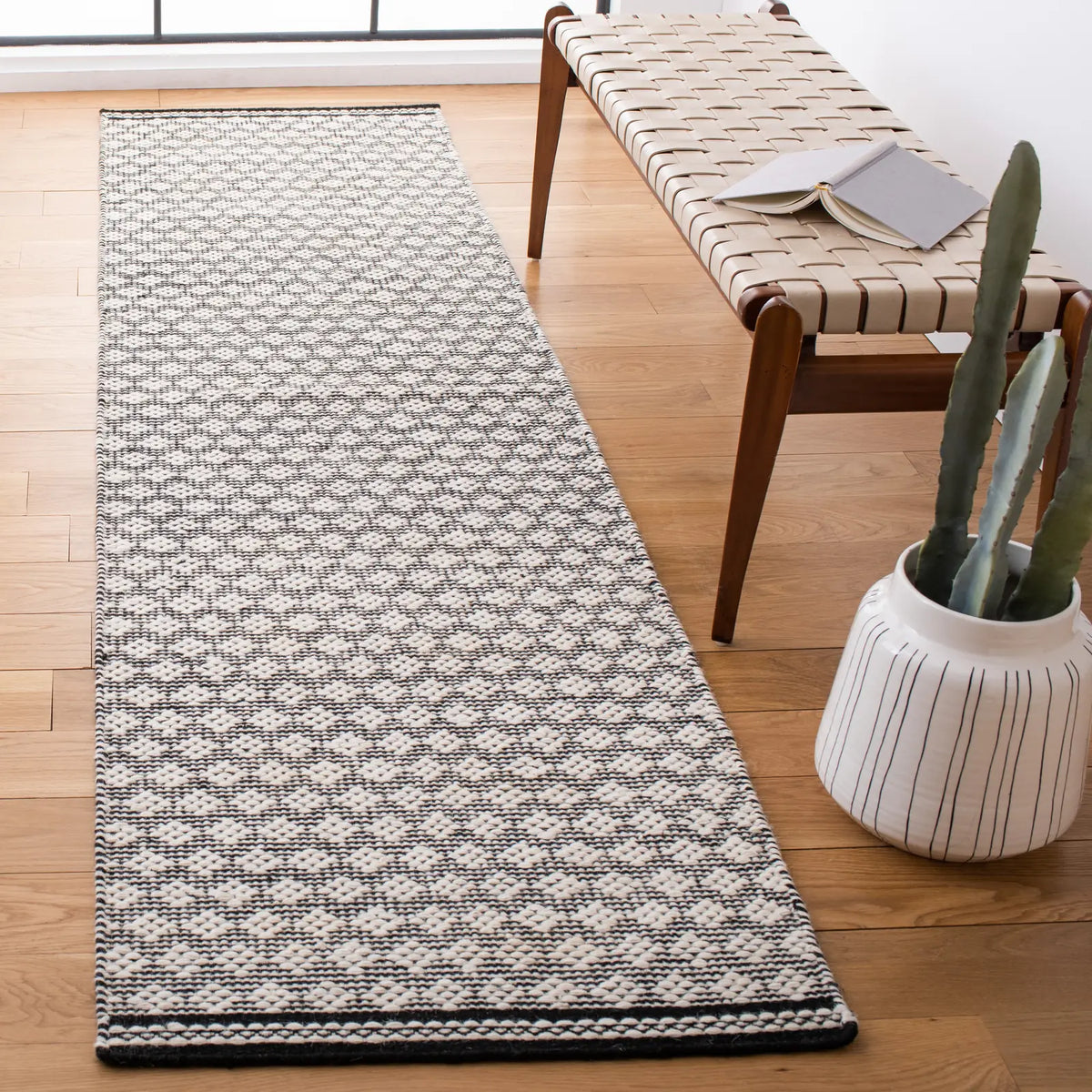 Safavieh Kilim 2'-3" x 9'-0" Rug in Black / Ivory