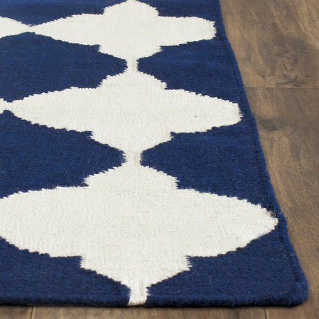 Safavieh Dhurries 6'-0" x 9'-0" Rug in Navy / Ivory
