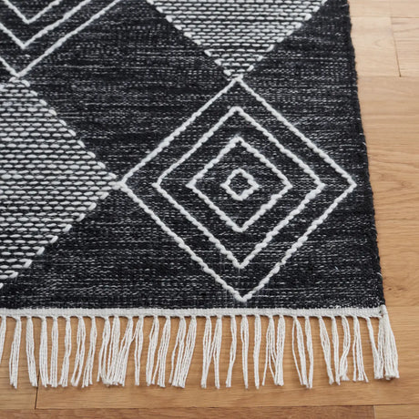 Safavieh Kilim 4'-0" x 6'-0" Rug in Black / Ivory
