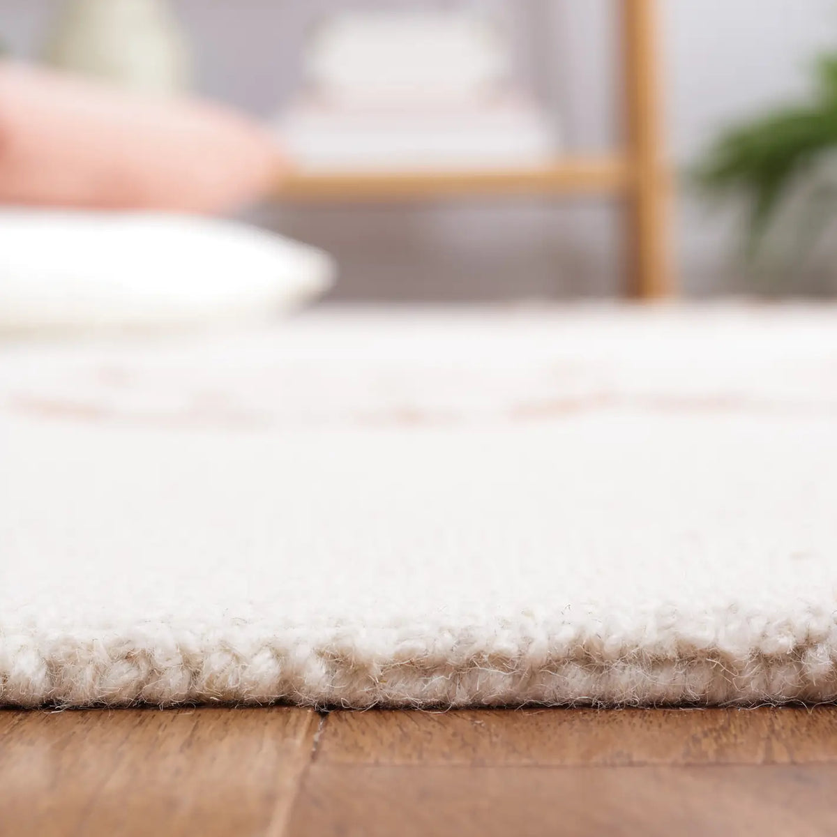 Safavieh Blossom 4'-0" x 6'-0" Rug in Ivory / Pink