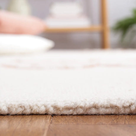 Safavieh Blossom 4'-0" x 6'-0" Rug in Ivory / Pink