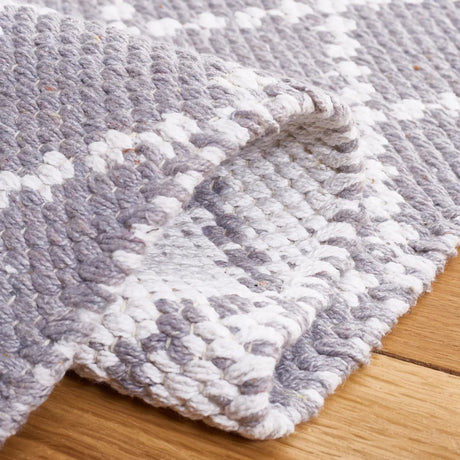 Safavieh Montauk 4'-0" x 6'-0" Rug in Light Grey / Ivory