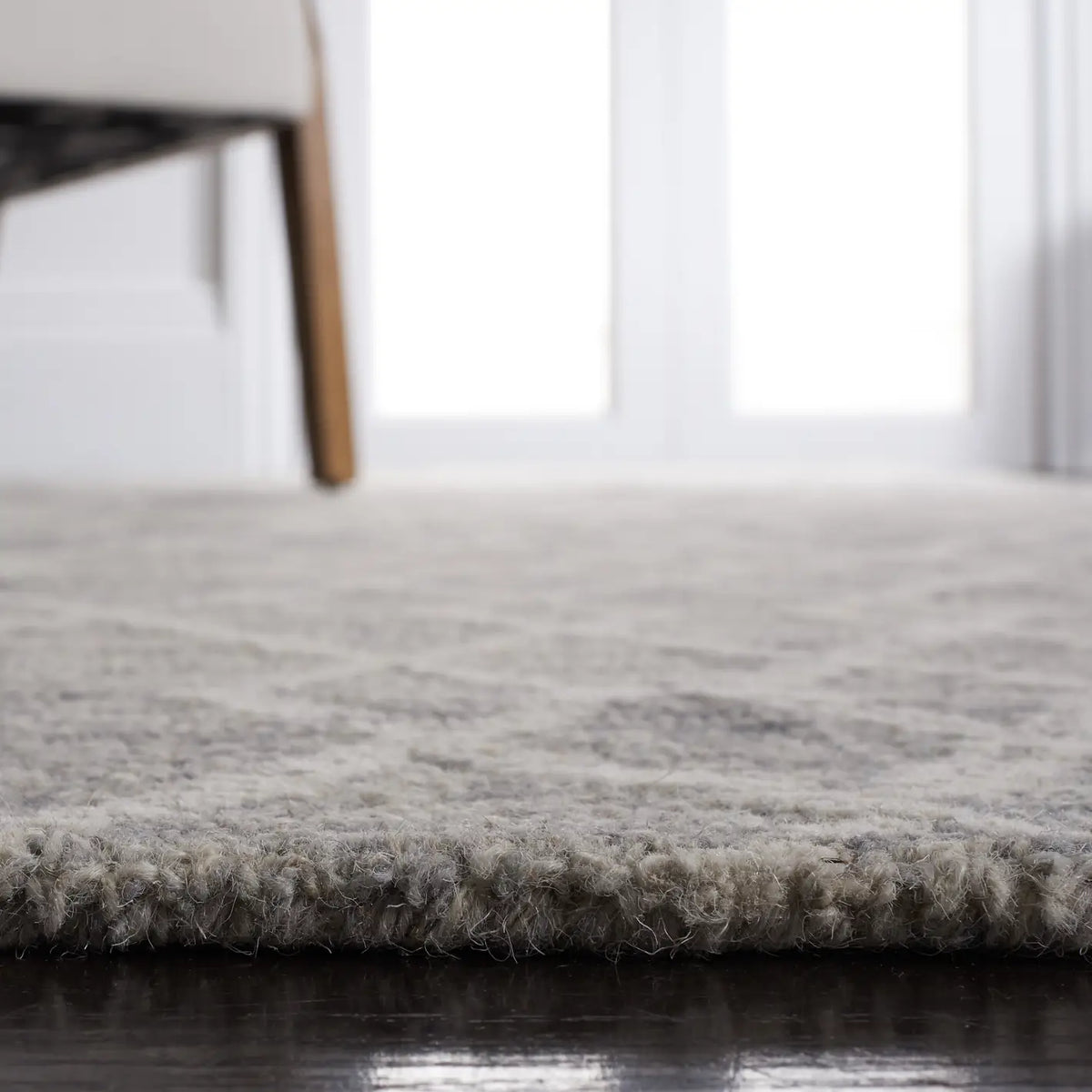 Safavieh Metro 4'-0" x 6'-0" Rug in Grey / Ivory