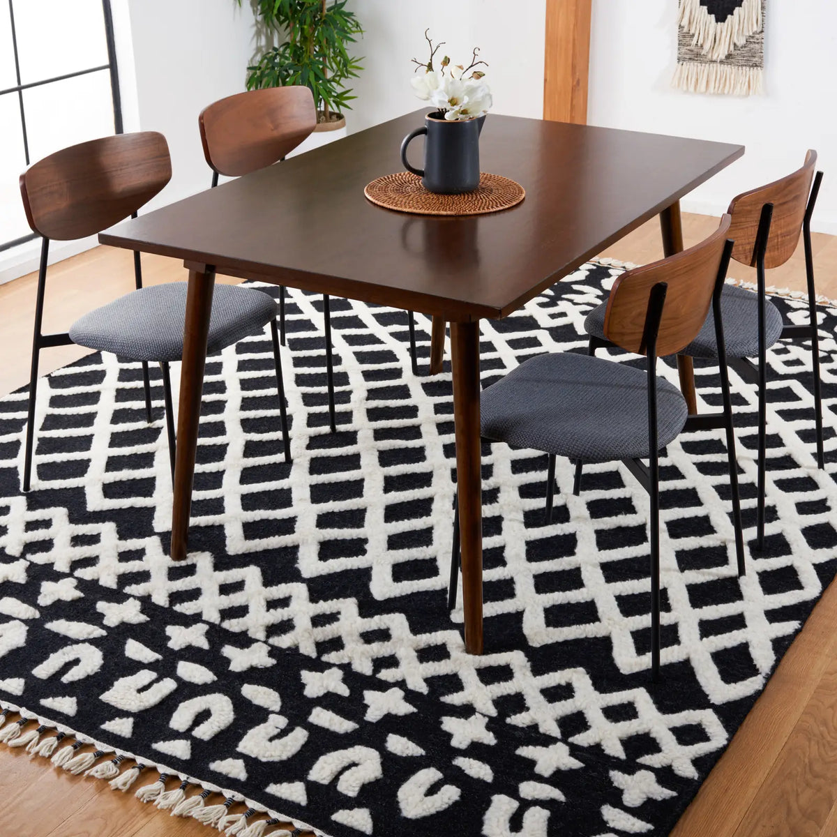 Safavieh Casablanca 8'-0" x 10'-0" Rug in Black / Ivory