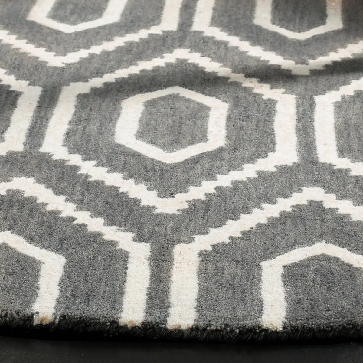 Safavieh Himalaya 6'-0" x 6'-0" Rug in Dark Grey / Ivory
