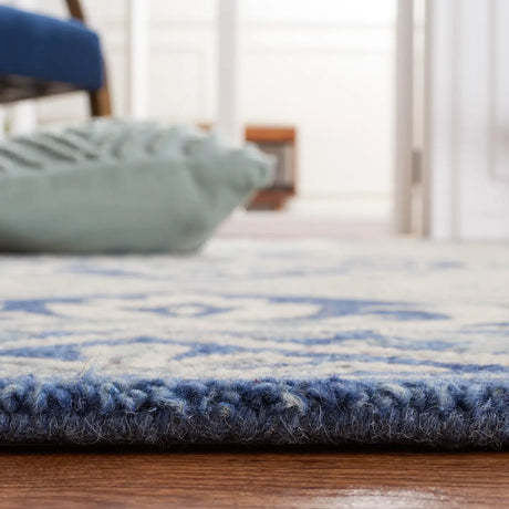 Safavieh Aspen 4'-0" x 6'-0" Rug in Blue / Ivory