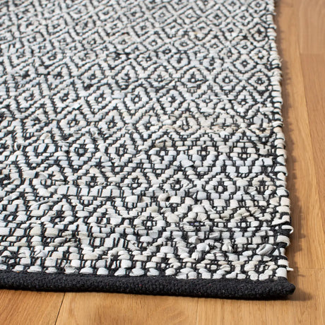 Safavieh Vintage Leather 6'-0" x 9'-0" Rug in Light Grey / Black