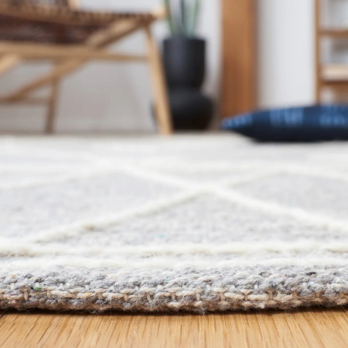 Safavieh Kilim 4'-0" x 6'-0" Rug in Grey / Ivory