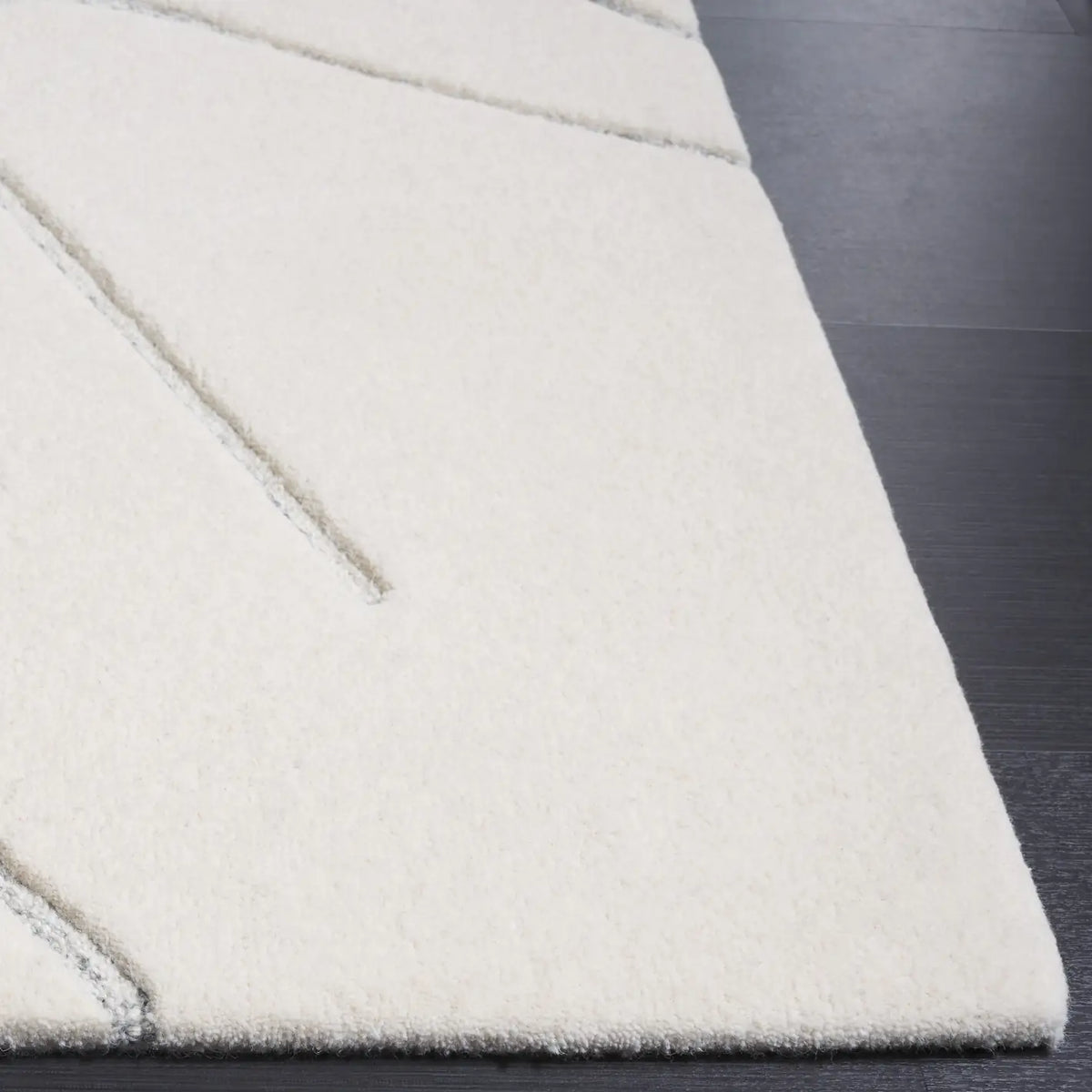 Safavieh Mykonos 4'-0" x 6'-0" Rug in Ivory / Silver