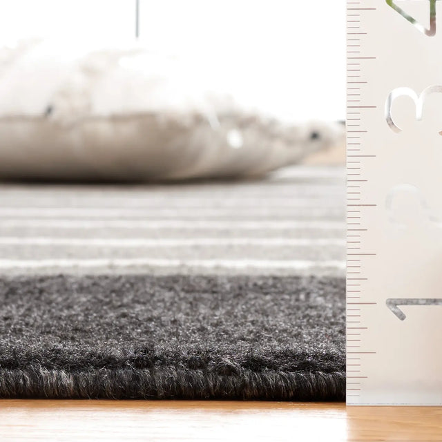 Safavieh Pyramid 4'-5" x 6'-5" Rug in Grey / Ivory Black
