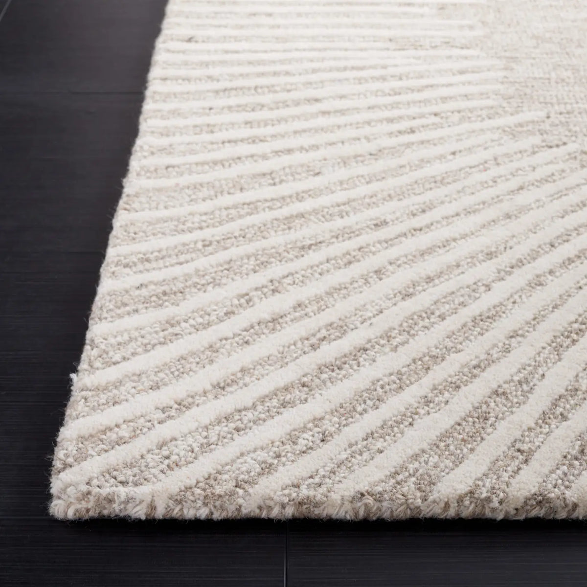 Safavieh Abstract 4'-0" x 6'-0" Rug in Natural / Ivory