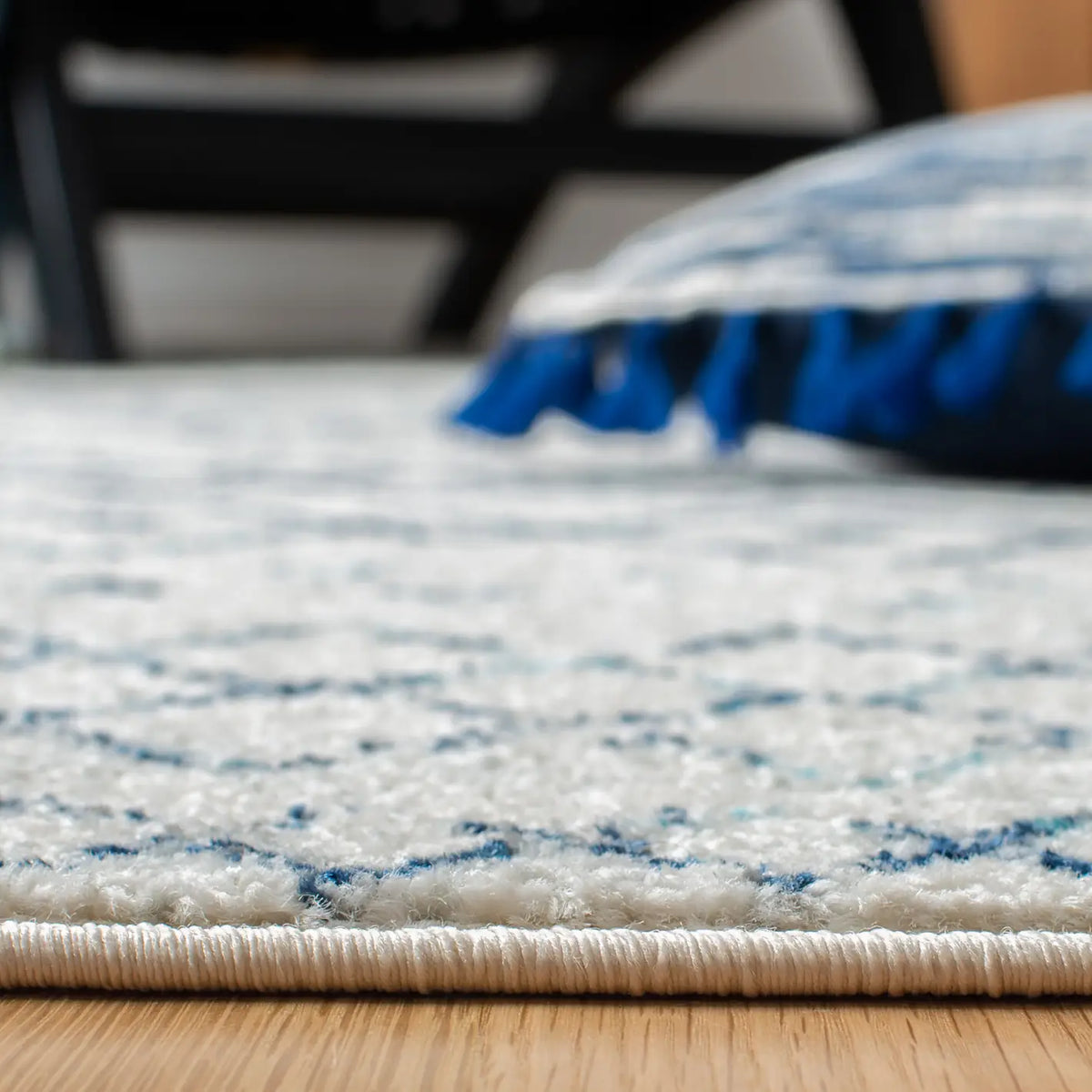 Safavieh Madison 700 4'-0" x 6'-0" Rug in Ivory / Navy