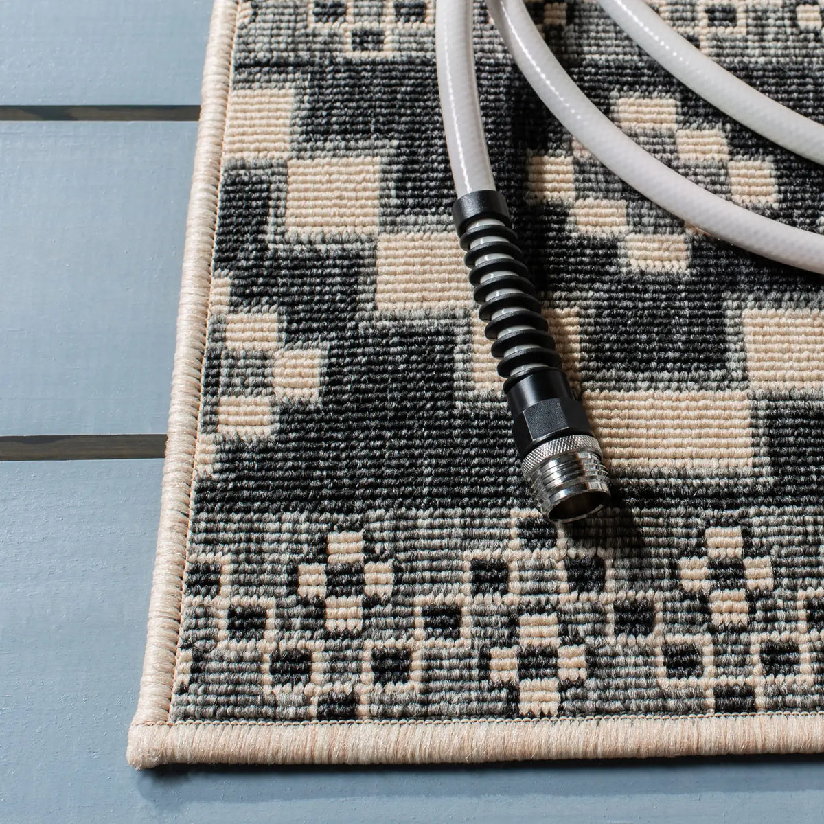 Safavieh Veranda 6'-7" x 9'-6" Rug in Grey / Beige