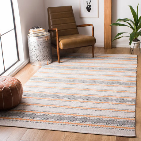 Safavieh Montauk 4'-0" x 6'-0" Rug in Orange / Beige