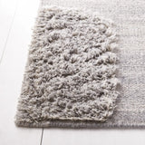 Safavieh Manhattan 4'-0" x 6'-0" Rug in Grey
