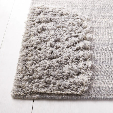 Safavieh Manhattan 4'-0" x 6'-0" Rug in Grey