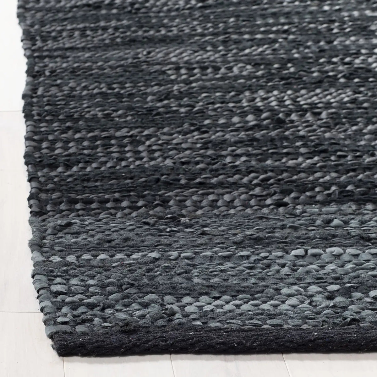 Safavieh Vintage Leather 4'-0" x 6'-0" Rug in Black / Grey