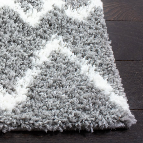 Safavieh Berber Shag 4'-5" x 6'-5" Rug in Light Grey / Cream