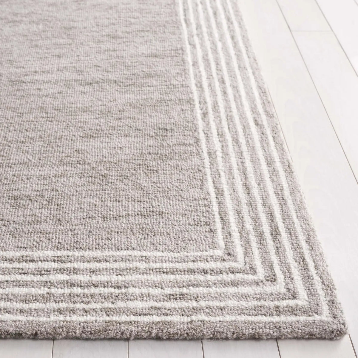 Safavieh Abstract 4'-0" x 6'-0" Rug in Beige / Ivory