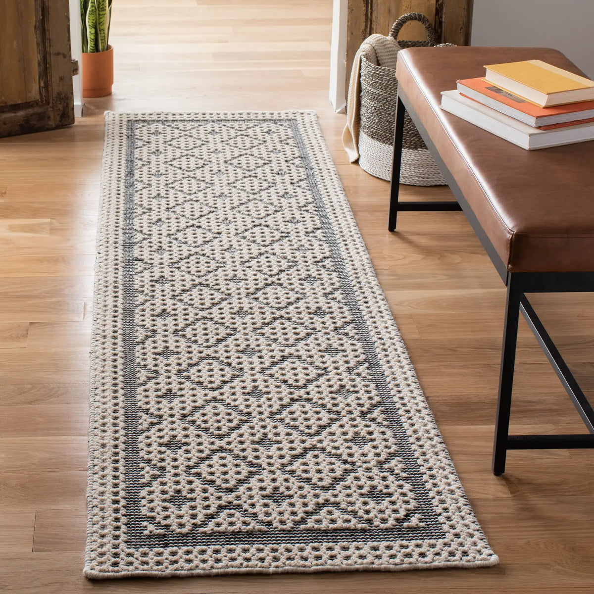 Safavieh Natura 2'-3" x 8'-0" Rug in Creme / Black