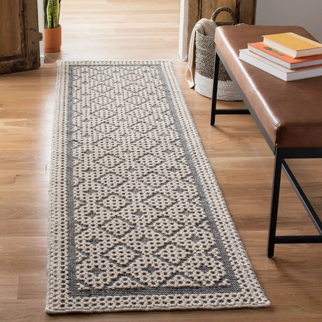 Safavieh Natura 2'-3" x 8'-0" Rug in Creme / Black