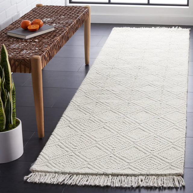 Safavieh Marbella 2'-3" x 8'-0" Rug in Ivory