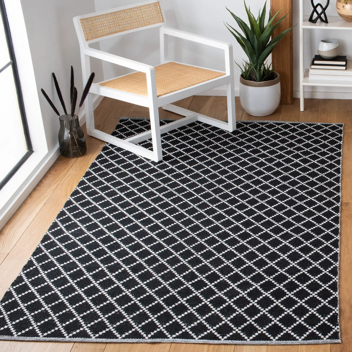 Safavieh Montauk 4'-0" x 6'-0" Rug in Black / Ivory