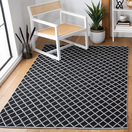 Safavieh Montauk 4'-0" x 6'-0" Rug in Black / Ivory