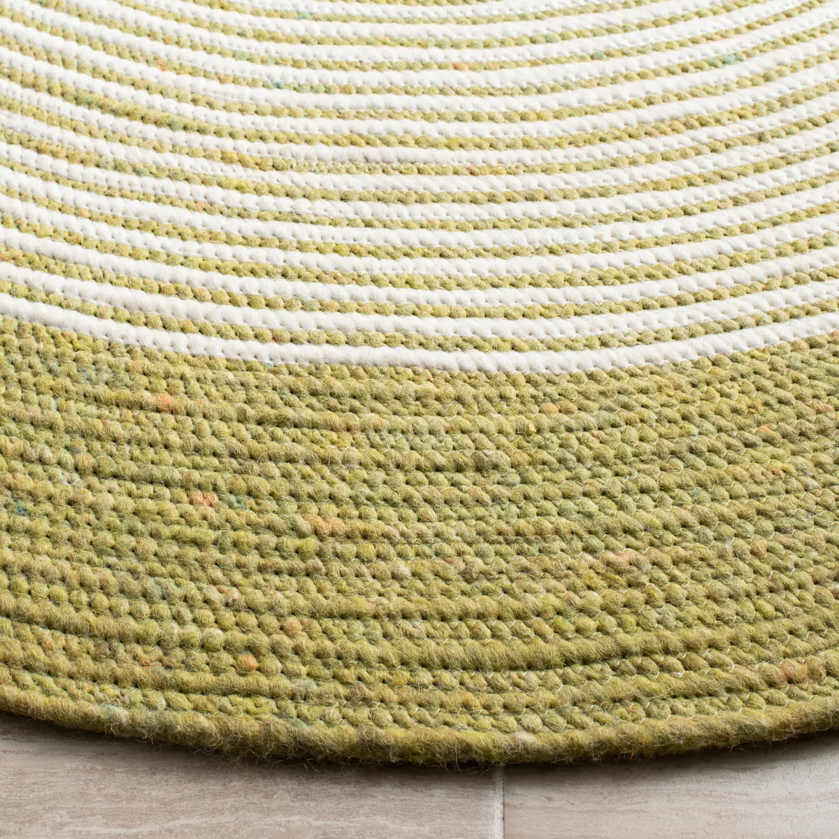 Safavieh Braided 5'-0" x 7'-0" Rug in Green / Ivory