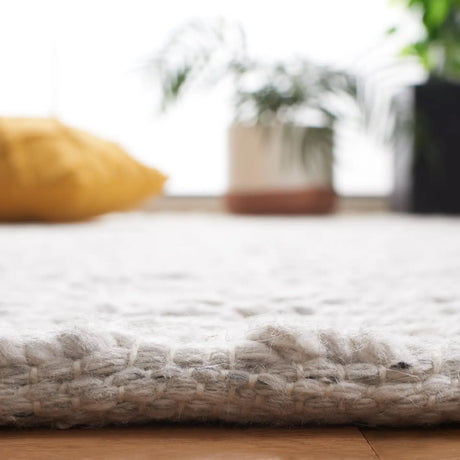 Safavieh Natura 4'-0" x 6'-0" Rug in Silver