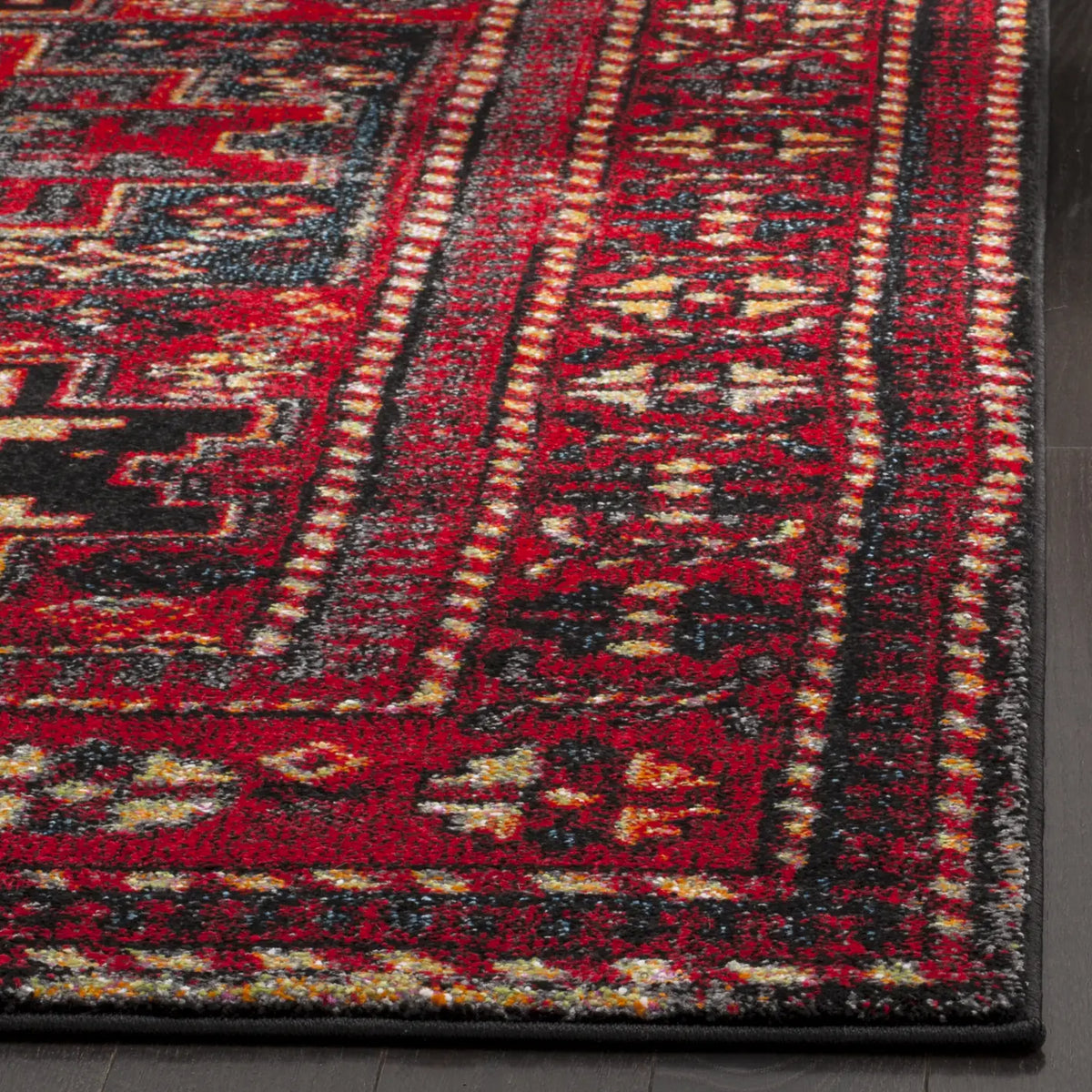 Safavieh Vintage Hamadan 4'-0" x 6'-0" Rug in Red / Multi