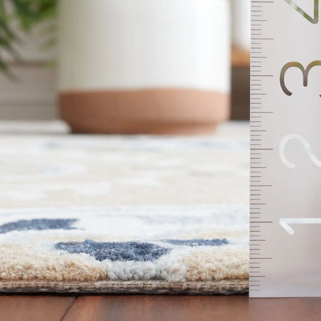 Safavieh Jardin 4'-0" x 6'-0" Rug in Beige / Ivory