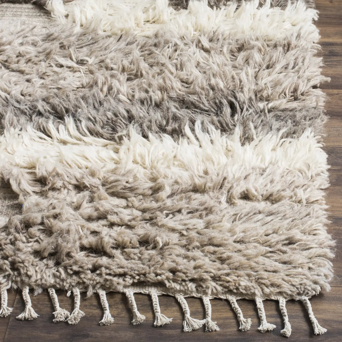 Safavieh Kenya 6'-0" x 9'-0" Rug in Ivory / Grey