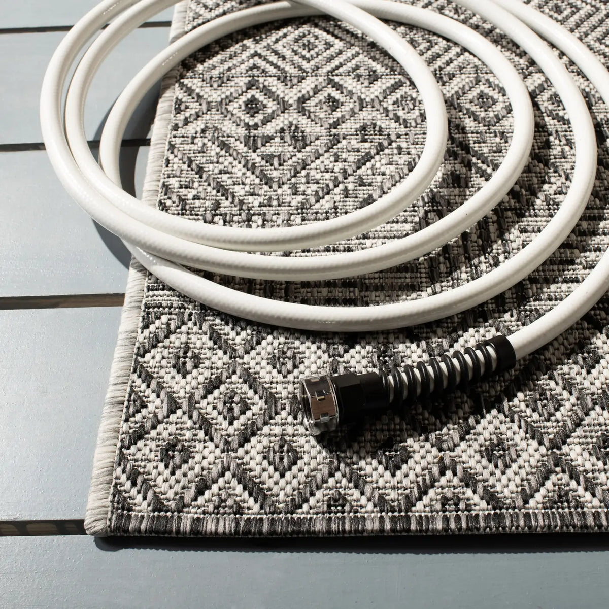 Safavieh Courtyard 4'-0" x 5'-7" Rug in Grey / Black