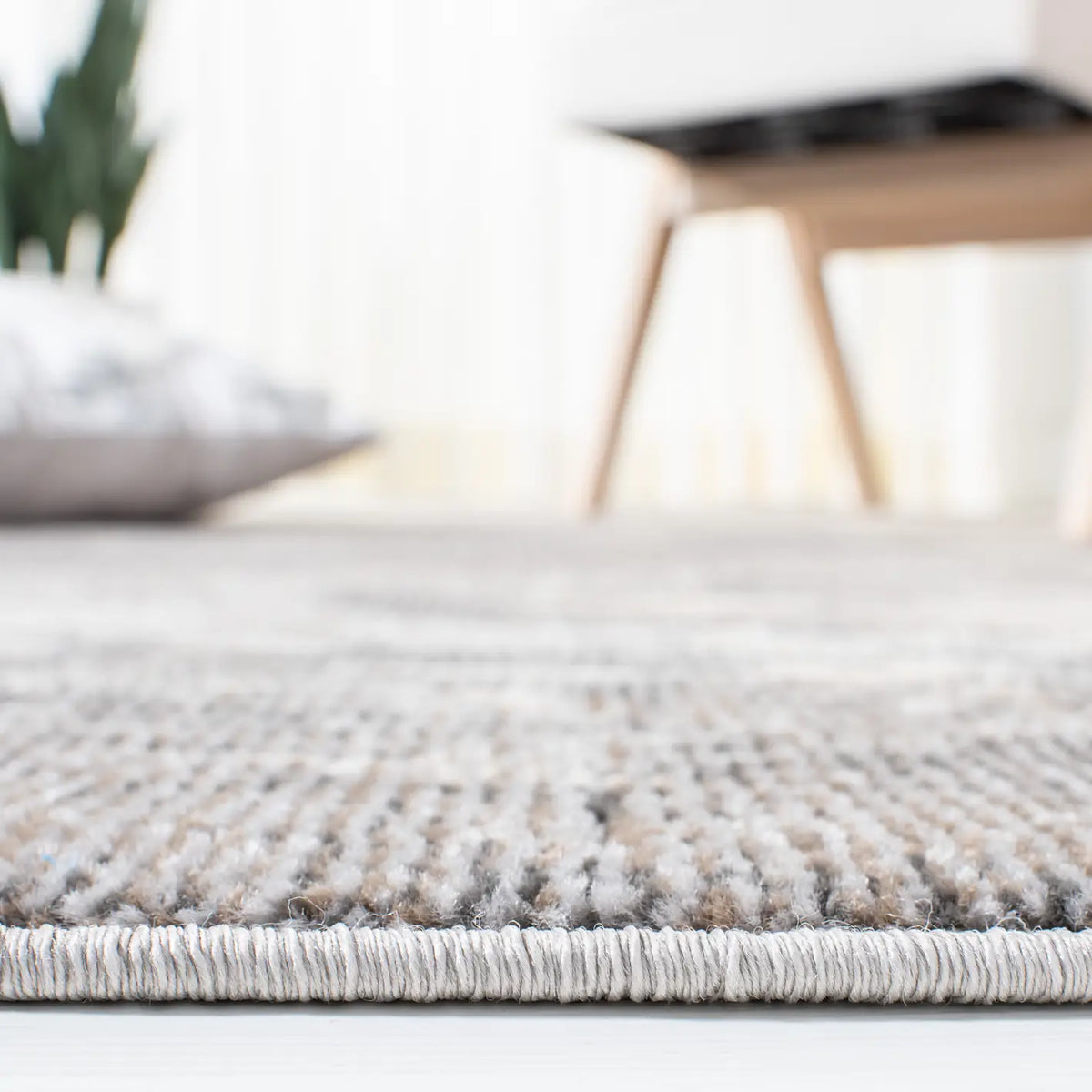 Safavieh Madison 4'-0" x 6'-0" Rug in Beige / Grey